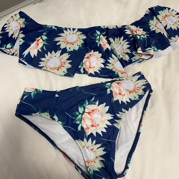 Ruffle bathing suit - Picture 3 of 5